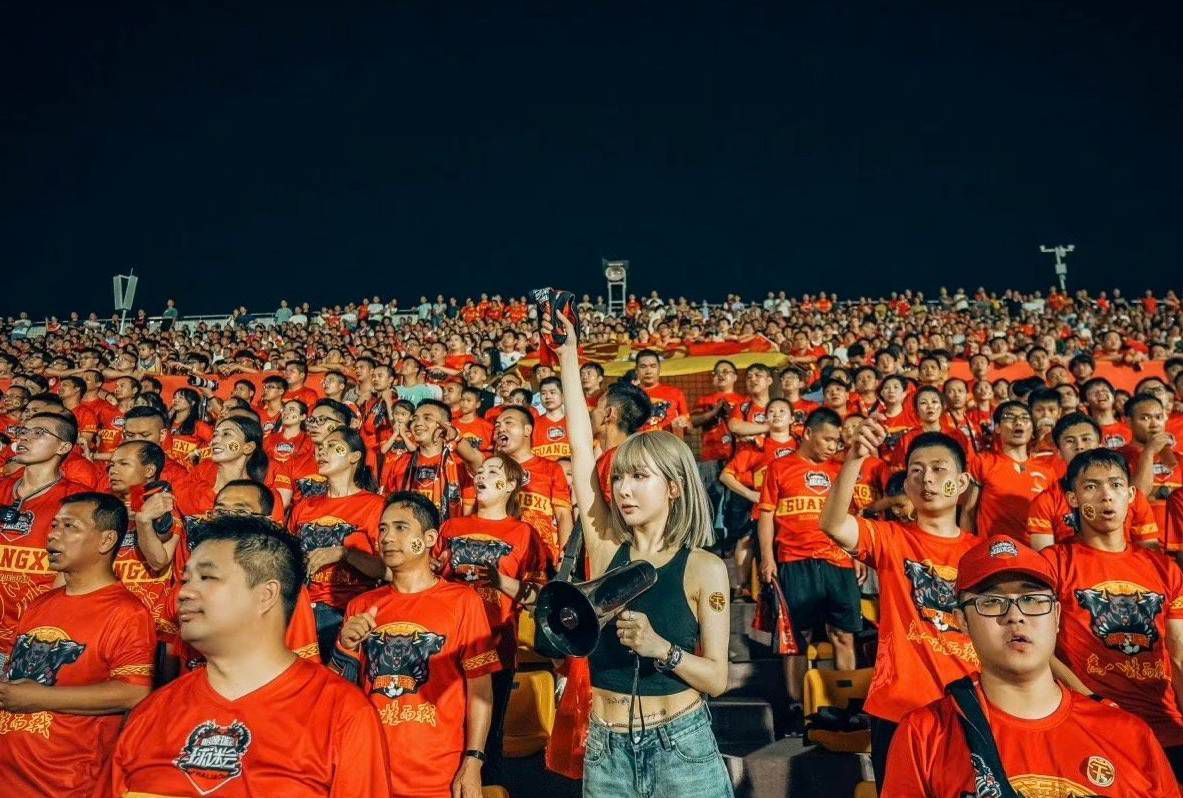 说着，苏守德连忙又道：叶先生，如果您愿意跟我合作，我可以立刻配合您，先去燕京把我父亲干掉，然后再去澳大利亚，把我大哥也一并解决。